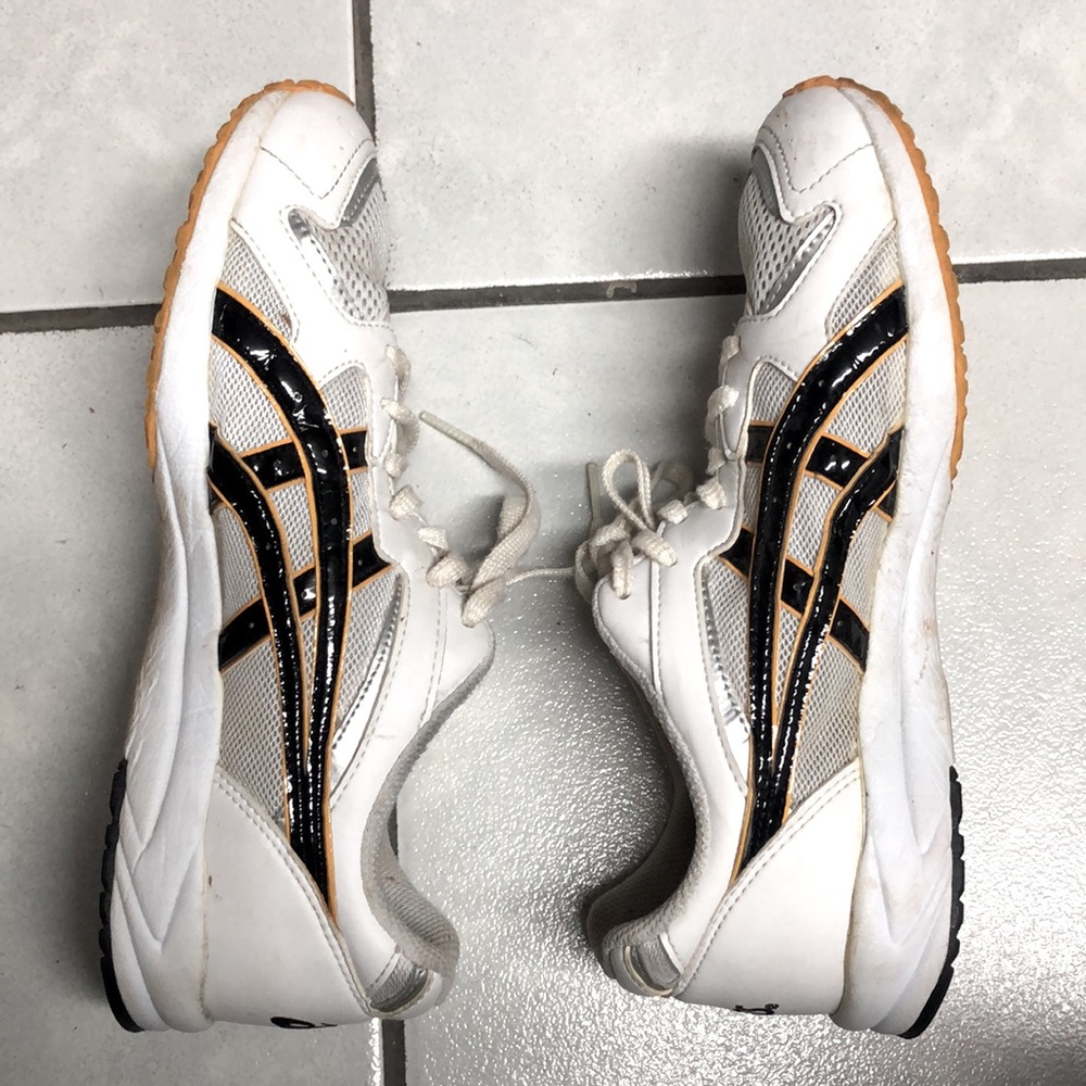 Light weight sneaker very comfortable for walking or running